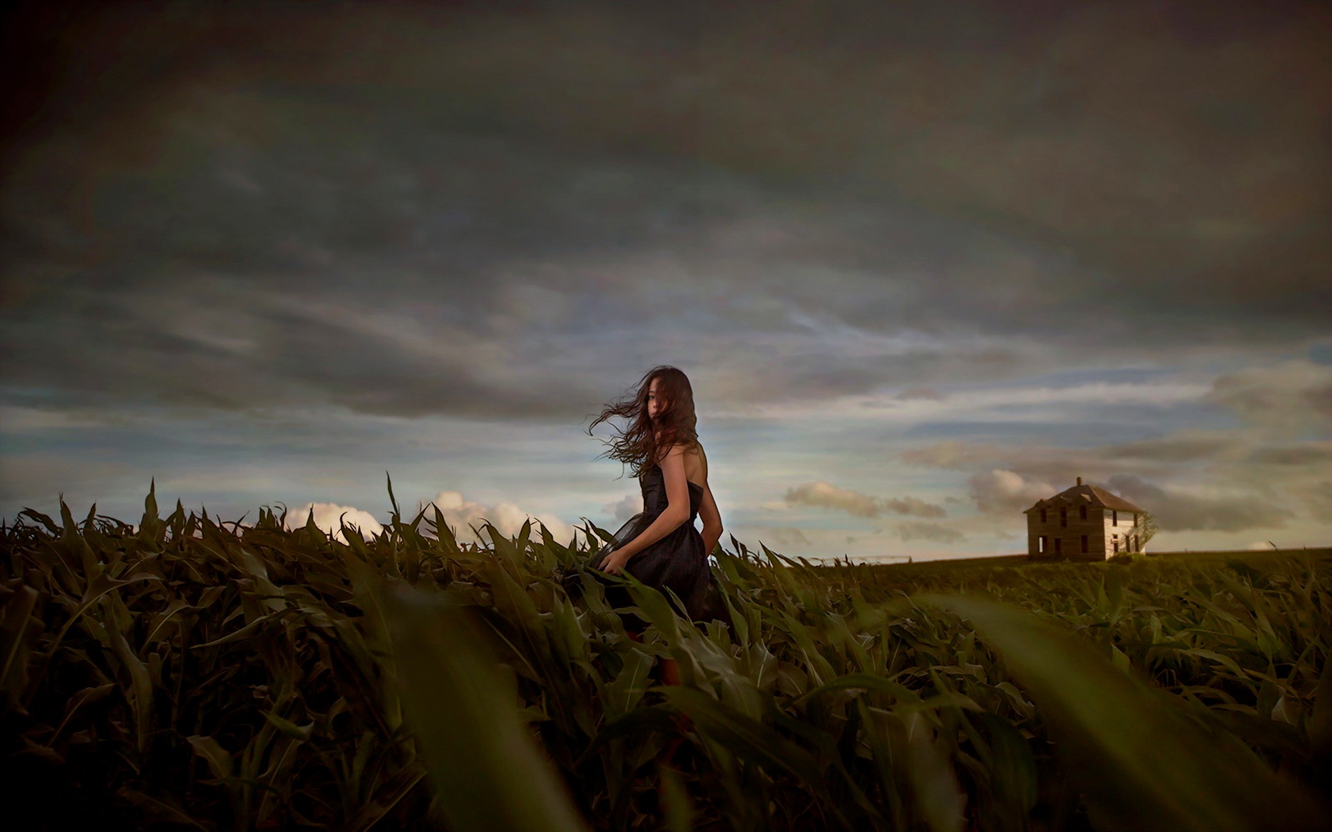 Девушка убегает в поле