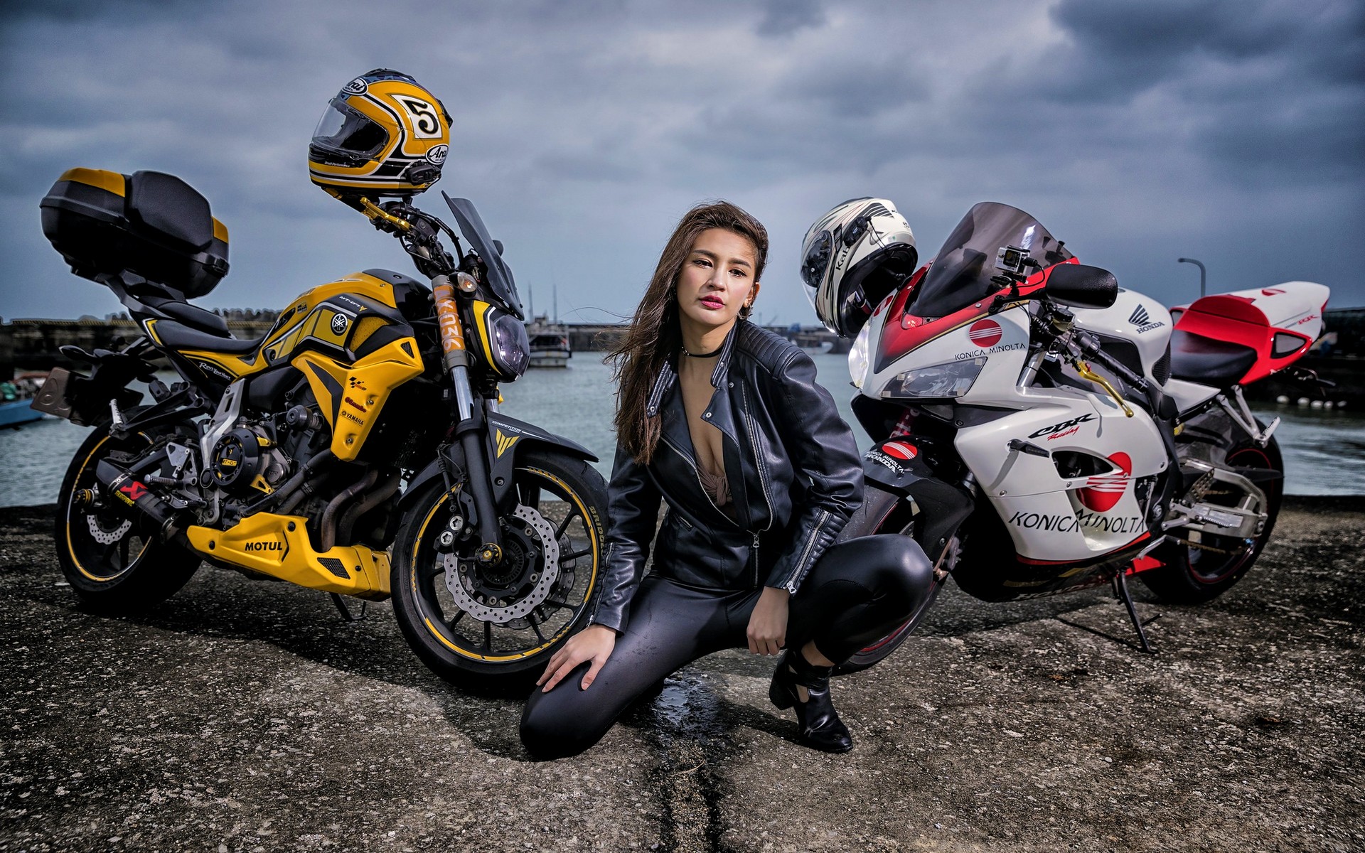 Девушка возле мотоцикла