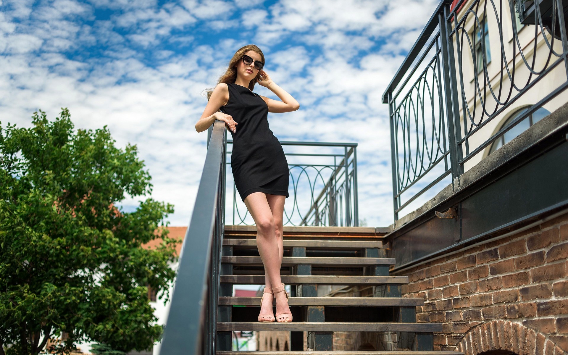 Фото девушки с волосатой пиздой на деревянной лестнице